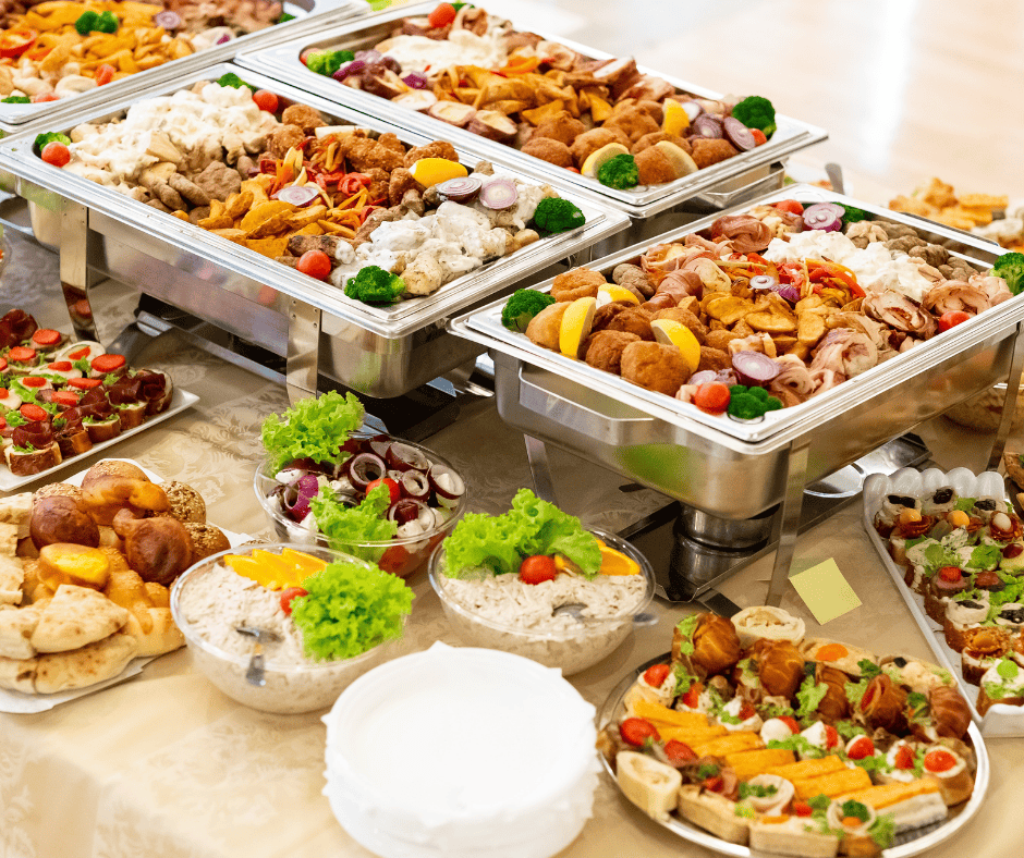 Catering Buffet mit verschiedenen Speisen in Chafing Dishes -Entdecke den besten Catering Service in Berlin von GLÜXGEFÜHL Catering