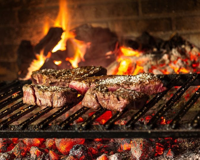 saftige steaks auf heißem rost