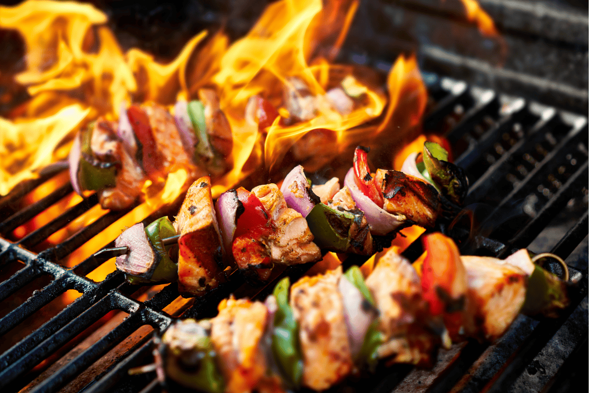beste bbq catering optionen in berlin - schaschlik spieße auf dem grill