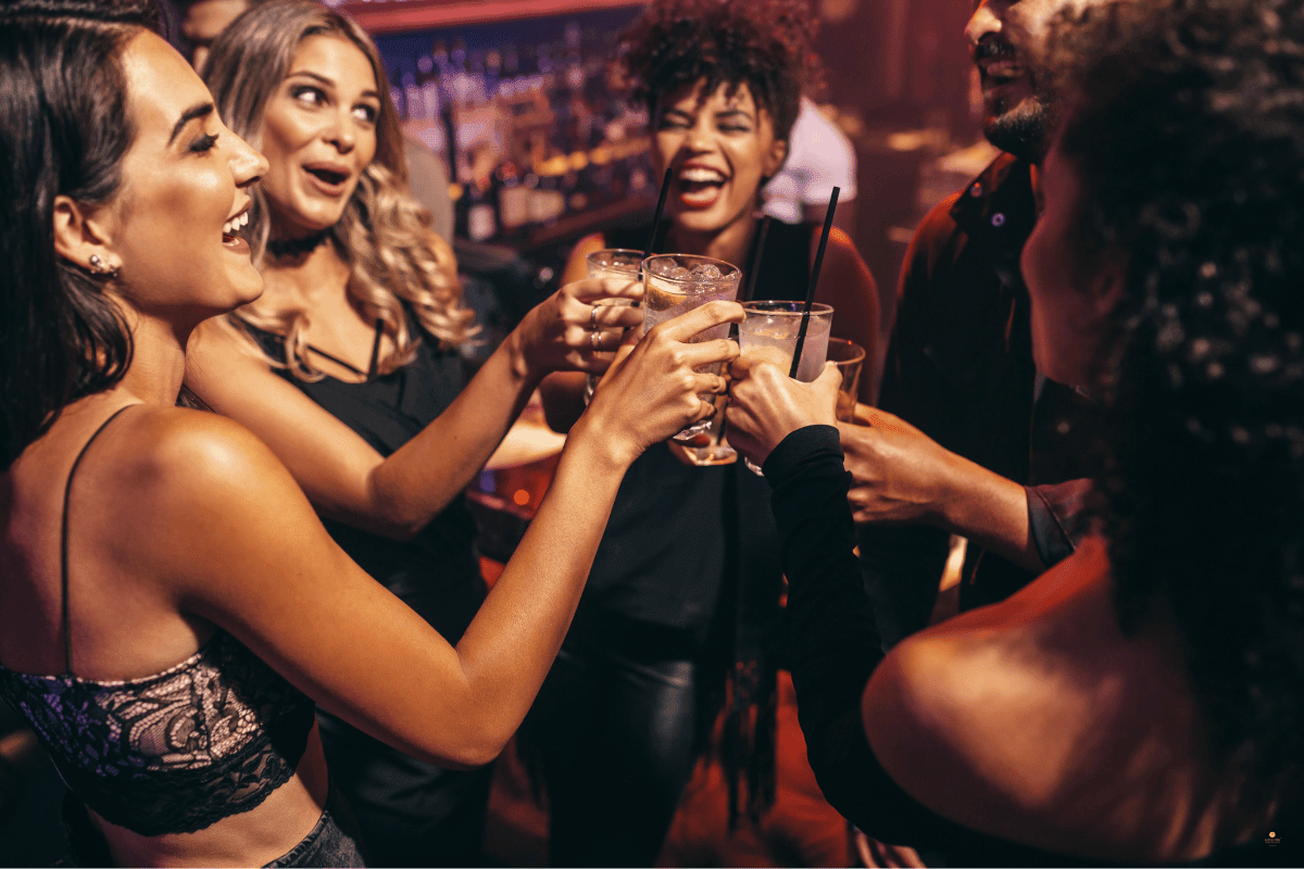 Essen Ideen für eine Party - Glückliche Menschen beim Feiern