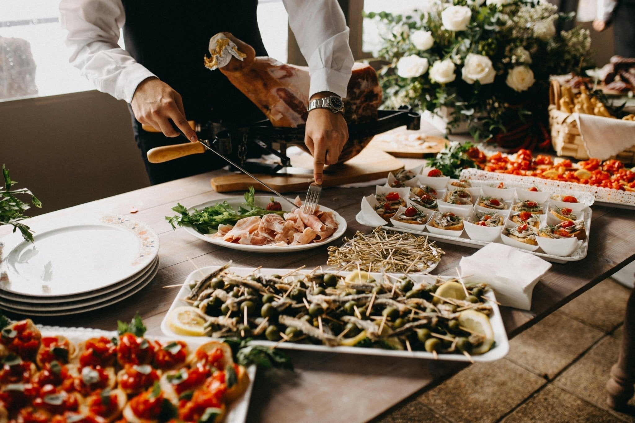 Kellner beim Anrichten eines Buffets