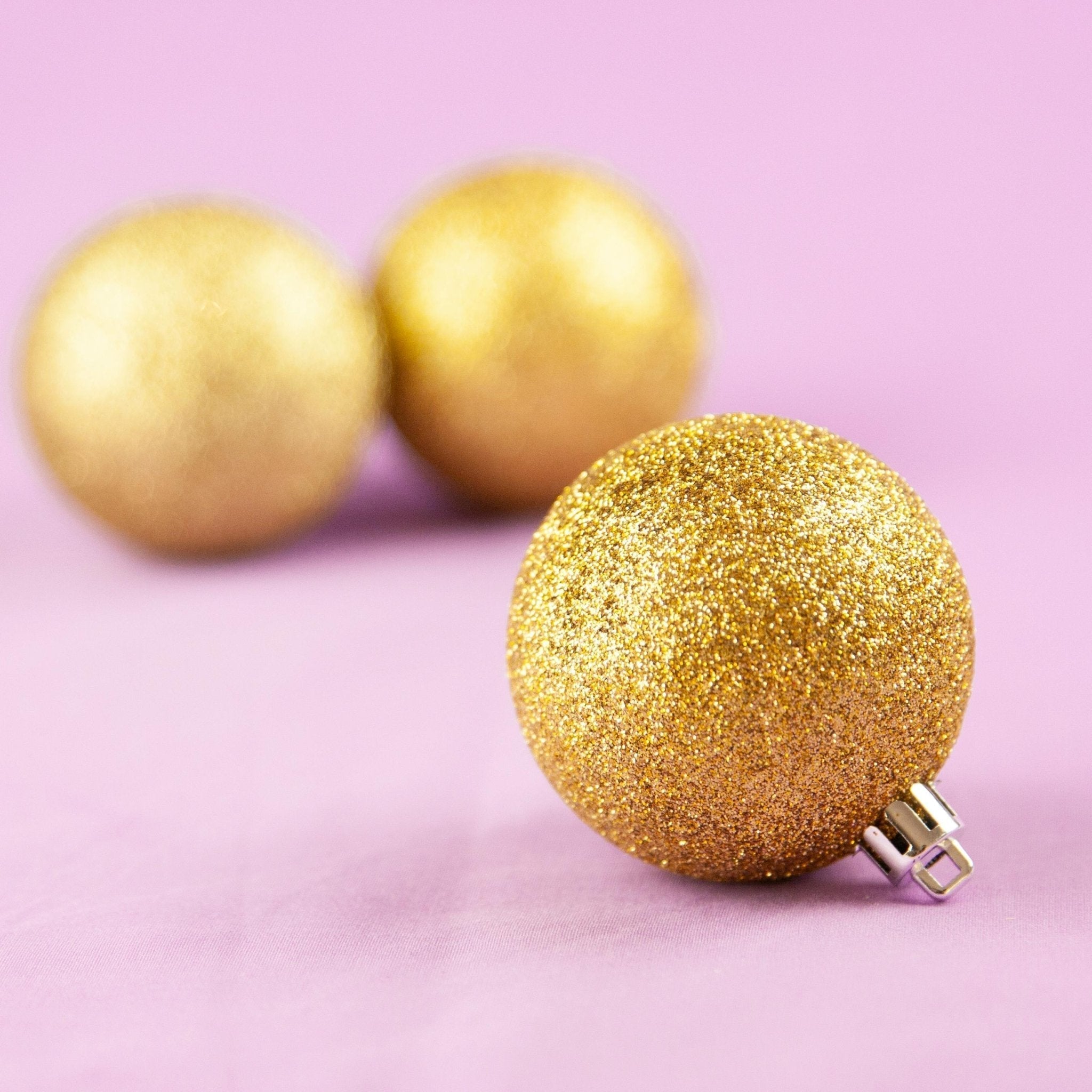 Traditionelles Weihnachtsessen bestellen - goldene Weihnachtskugeln