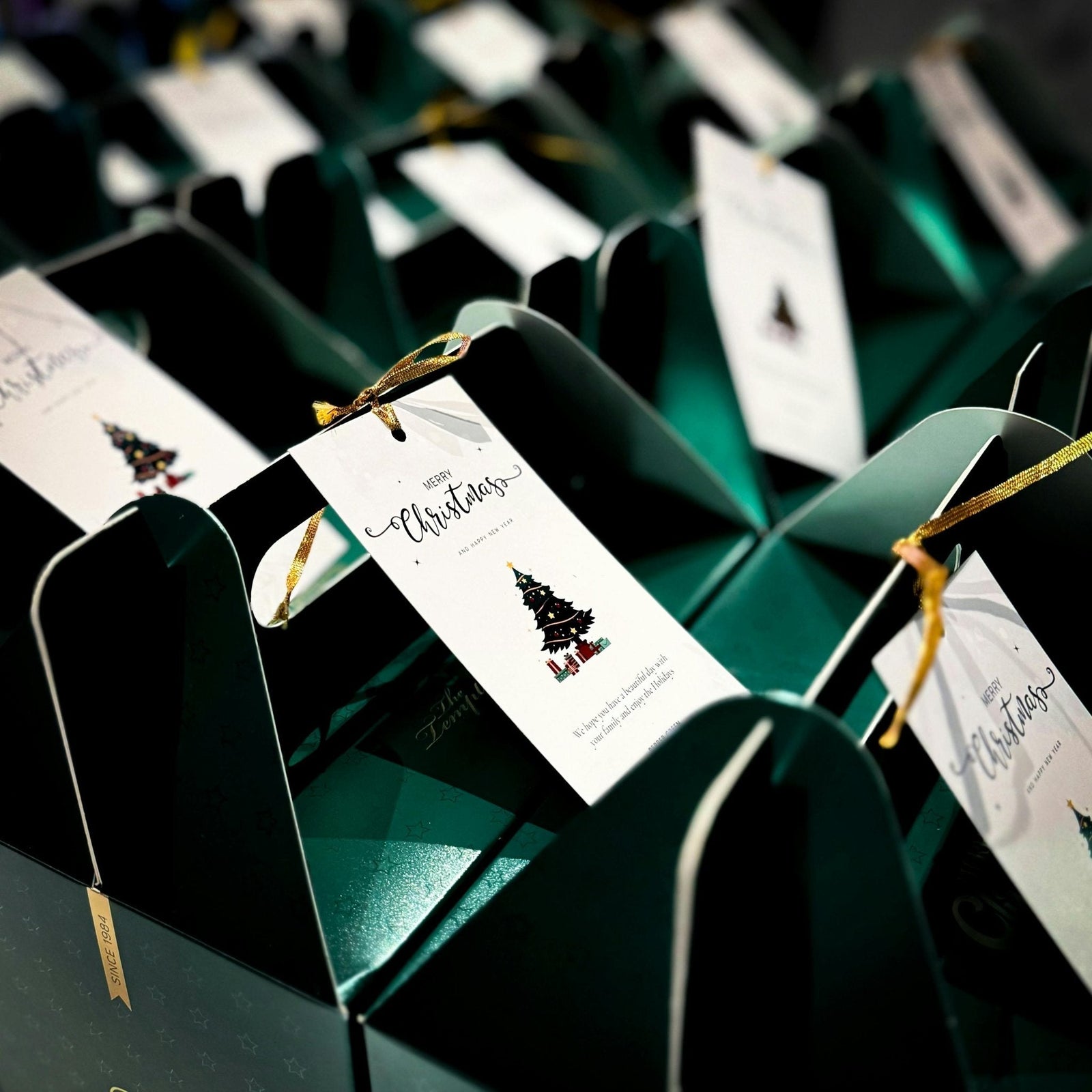 Weihnachtsgeschenke in kleinen Tuetchen verpackt