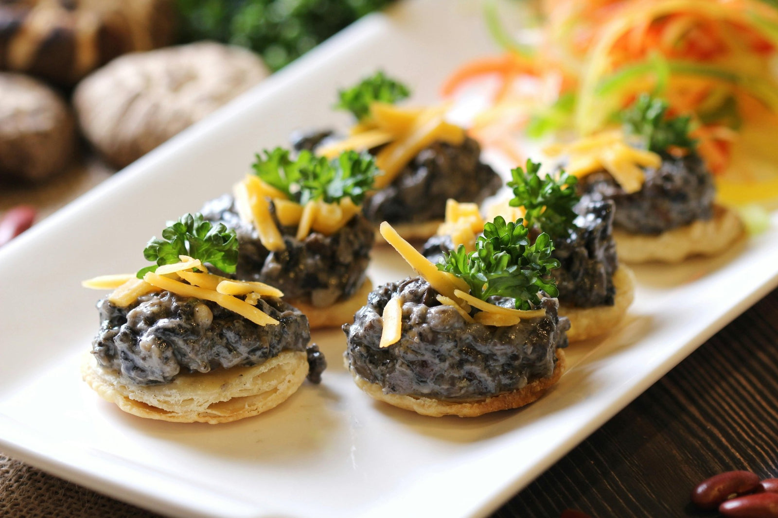 Canapés schoen auf einer Platte angerichtet